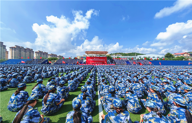 新葡萄8883官网AMG2024级新生军训成果展示暨总结表彰大会隆重举行